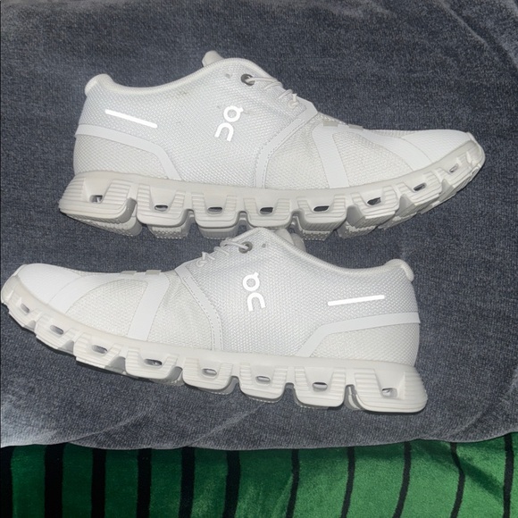 On Running womens Cloud White Athletic Shoes cloud 5 size 8 - Picture 2 of 7